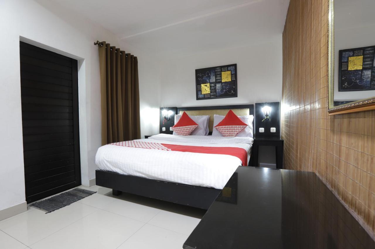 Oyo 161 Dc Utan Kayu Hotel