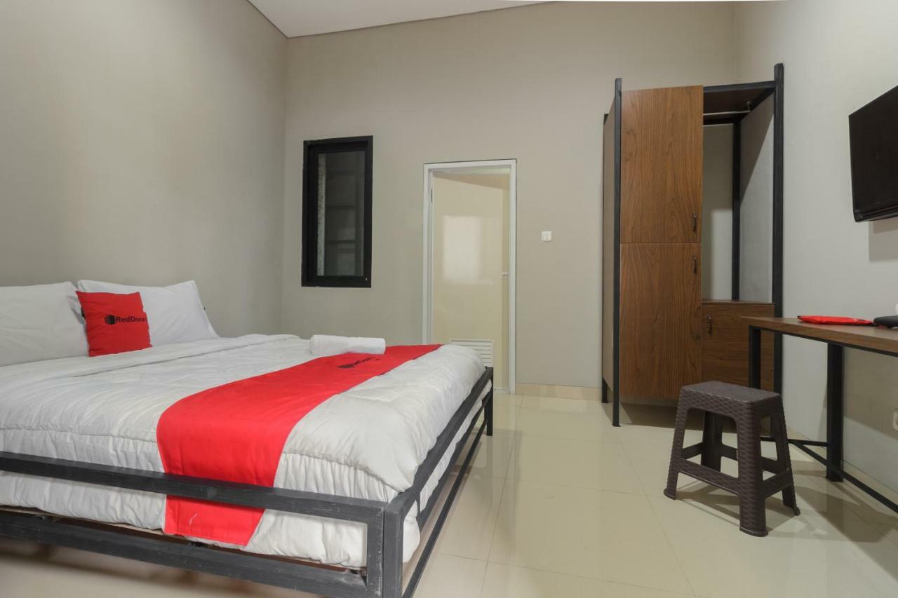 Reddoorz Near Puri Indah Mall Nhà khách