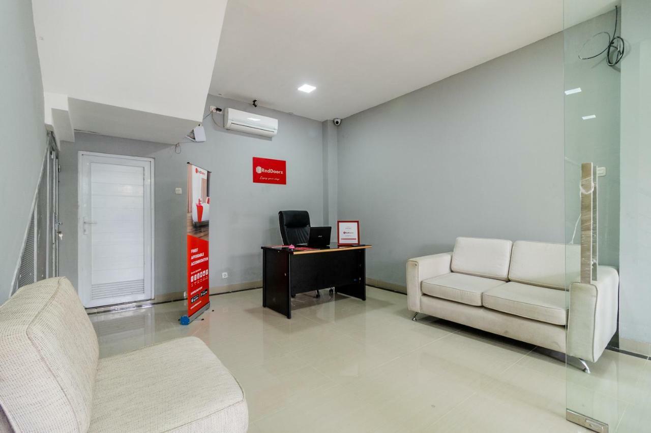 Rumah tetamu Reddoorz Near Plaza Atrium Senen Jakarta