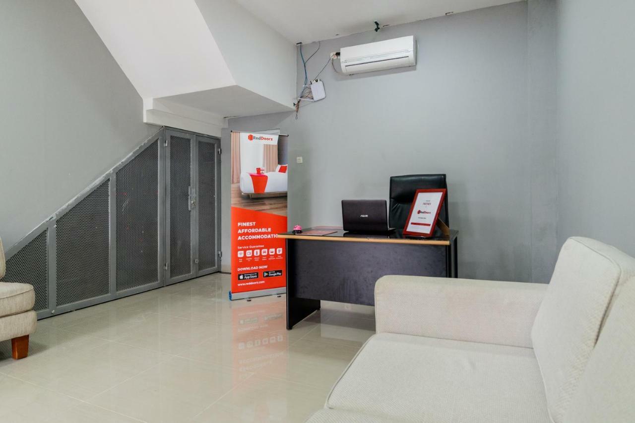 Reddoorz Near Plaza Atrium Senen