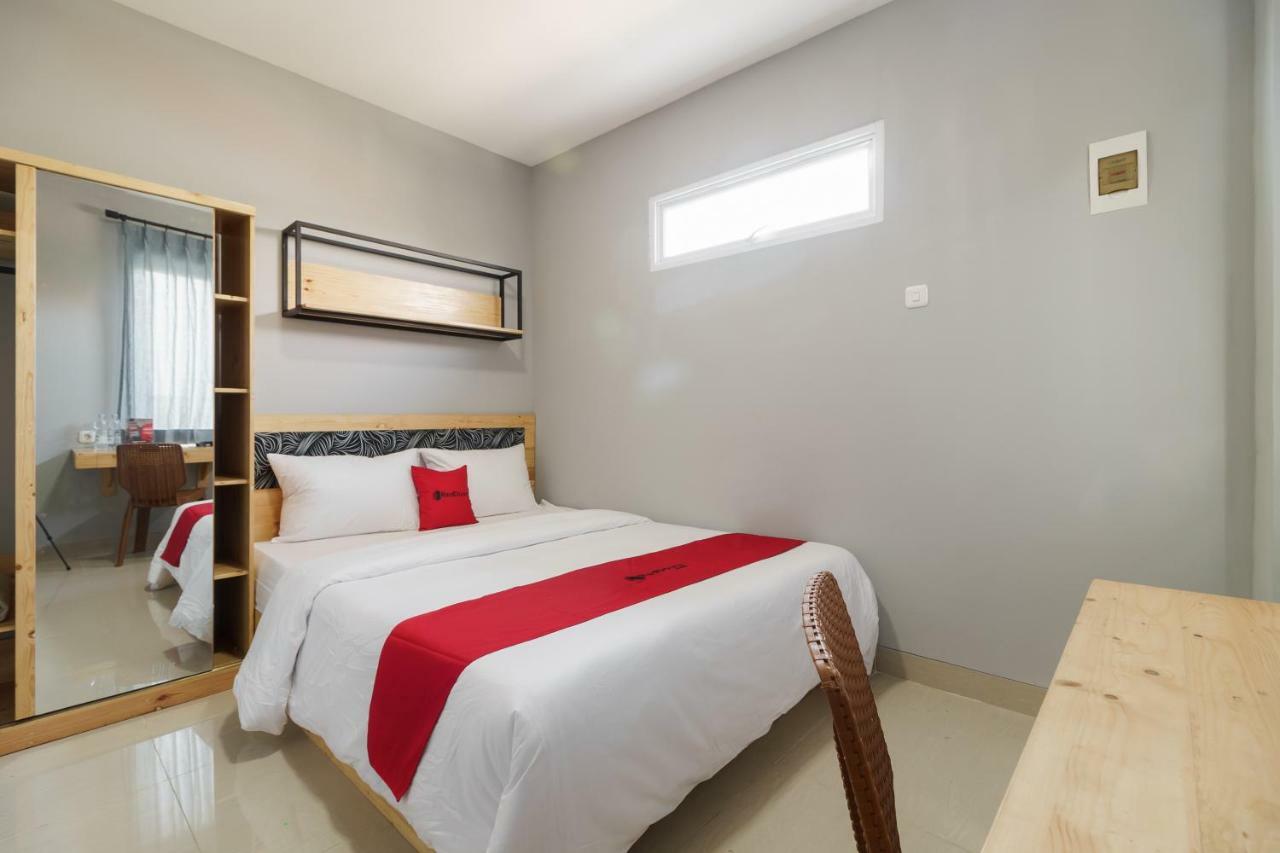 Rumah tetamu Reddoorz Near Plaza Atrium Senen Jakarta