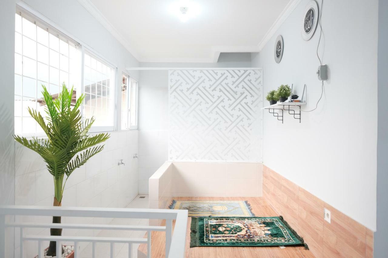 Reddoorz Syariah Near Siloam Hospital Kebon Jeruk Guest house Jakarta