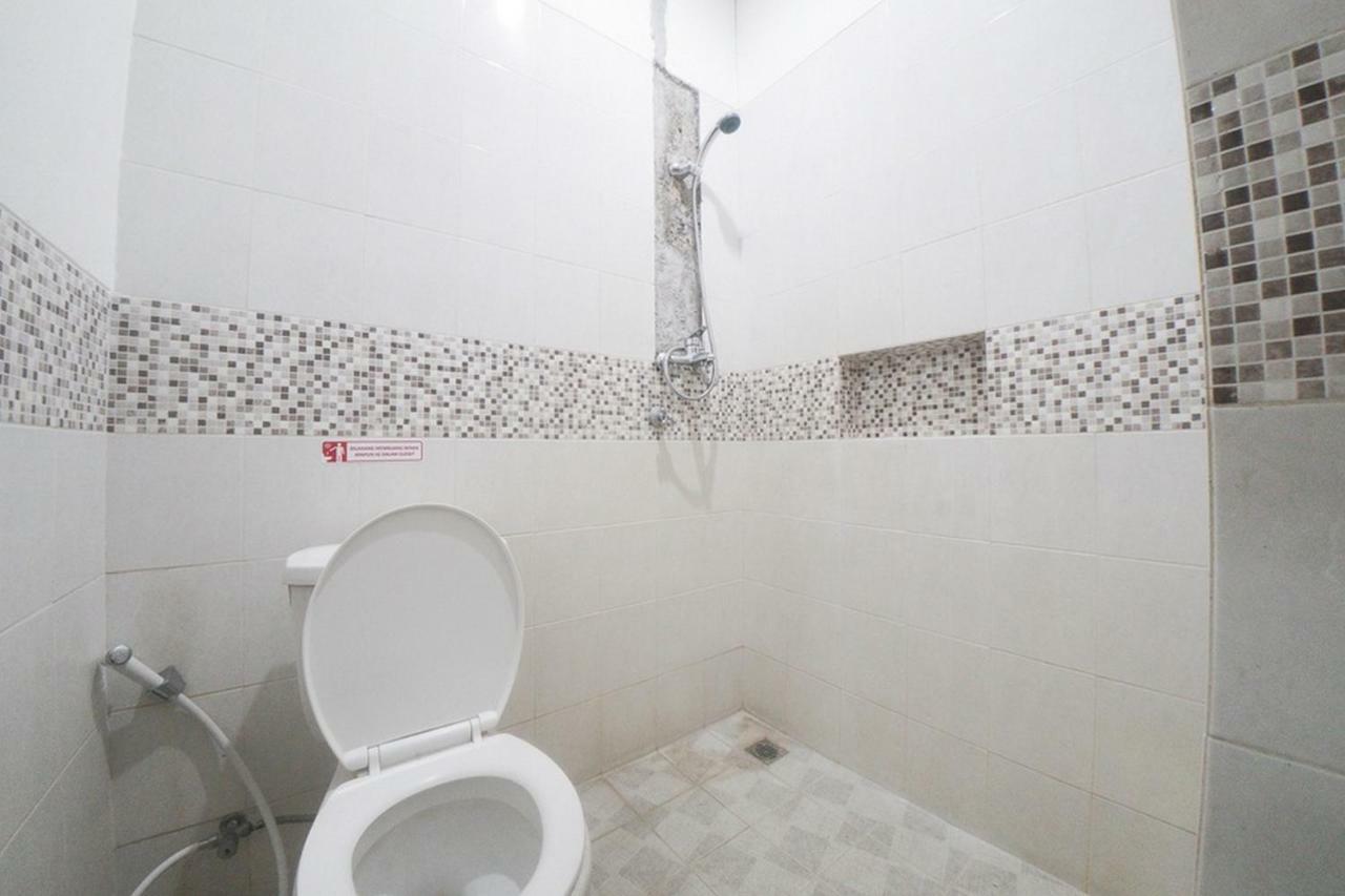 Reddoorz Near Pramuka Square Mall