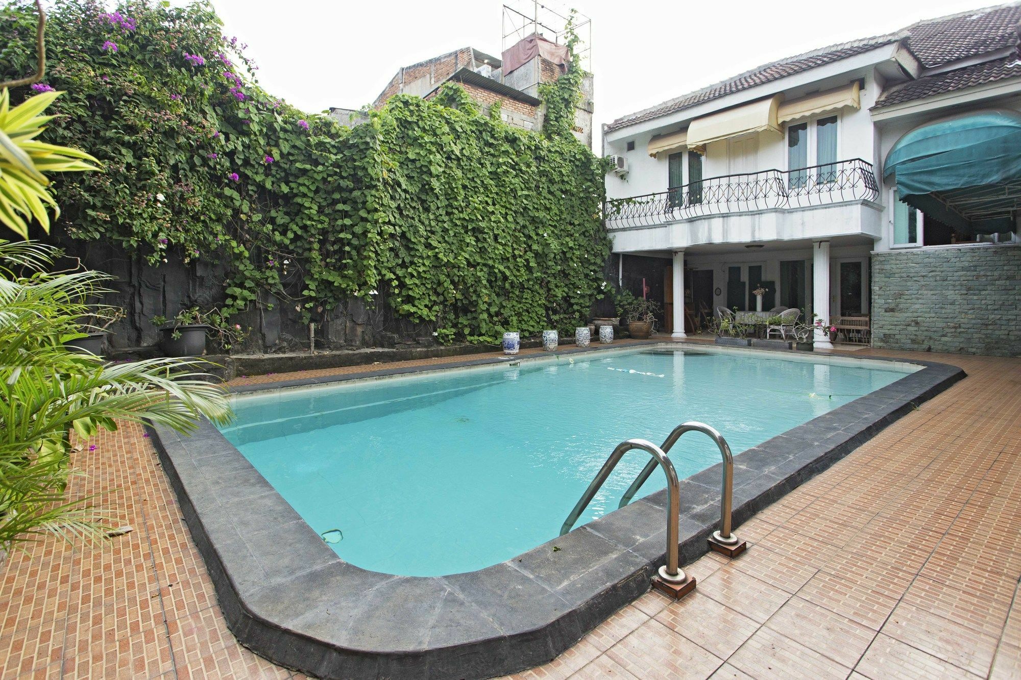 Reddoorz Near Cibubur Junction Guest house Jakarta