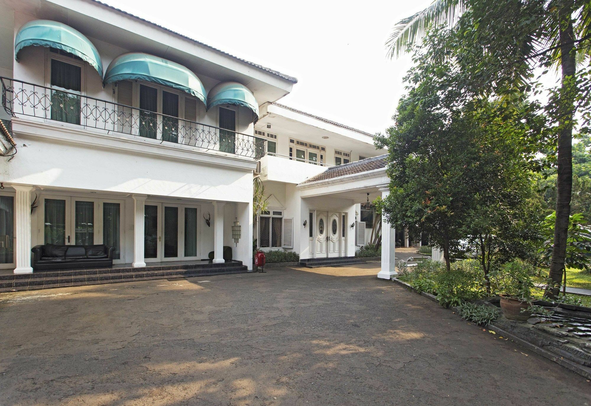 Reddoorz Near Cibubur Junction Guest house 2*