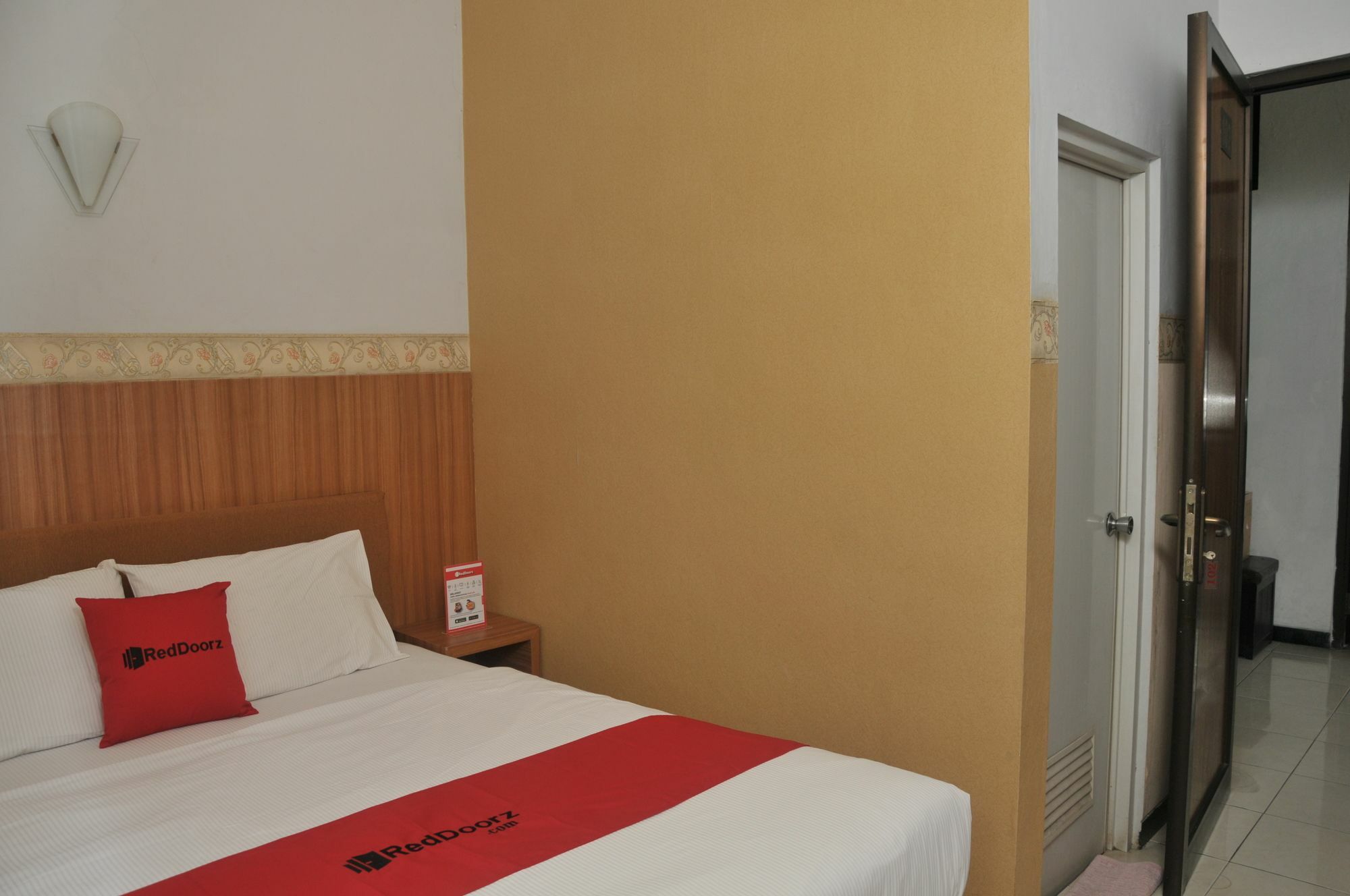 Reddoorz Premium Near Rs Indah Jakarta