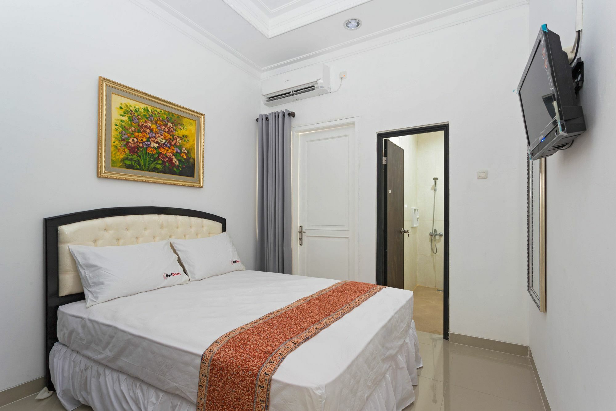 Guest house Reddoorz @ Kayu Manis Timur *