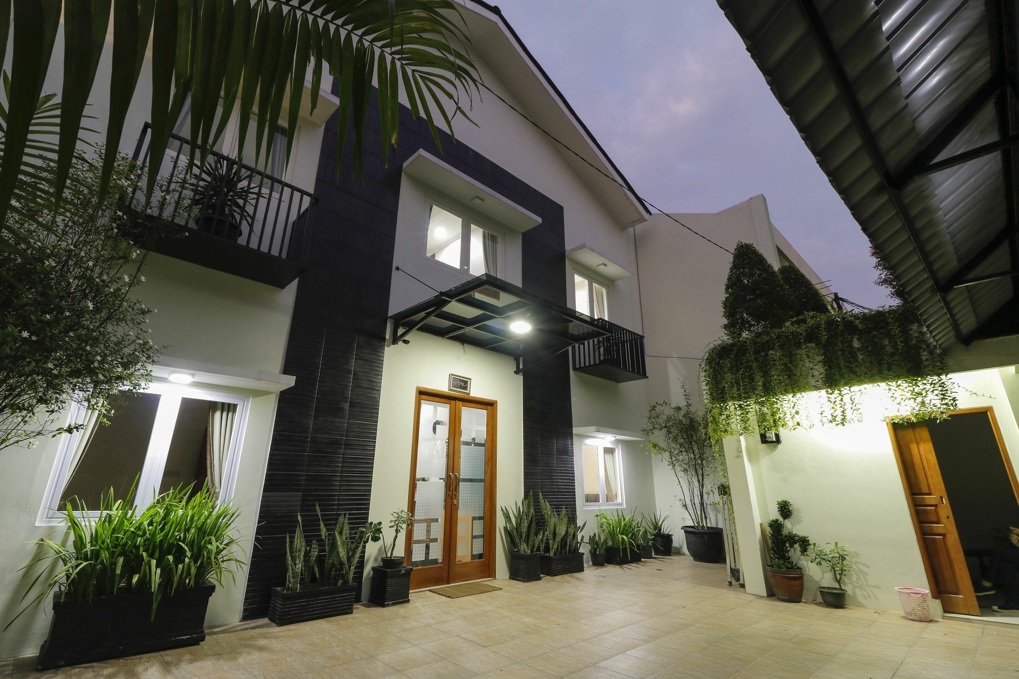 Reddoorz Syariah Near Dharmawangsa Gasthof 3*