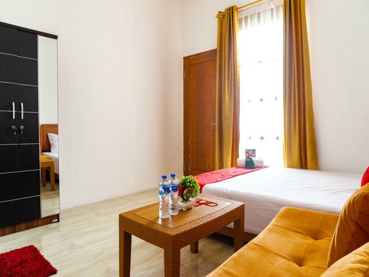 Gasthof Reddoorz Near Cipinang Indah Mall 2*