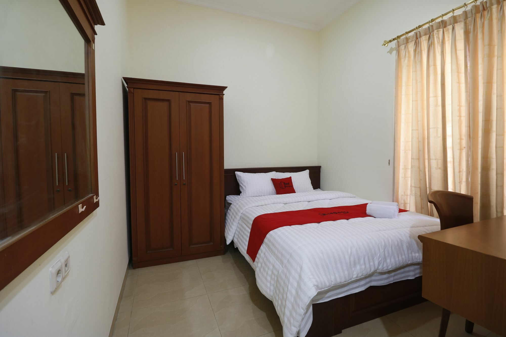 Reddoorz @ Cempaka Putih Timur Guest house