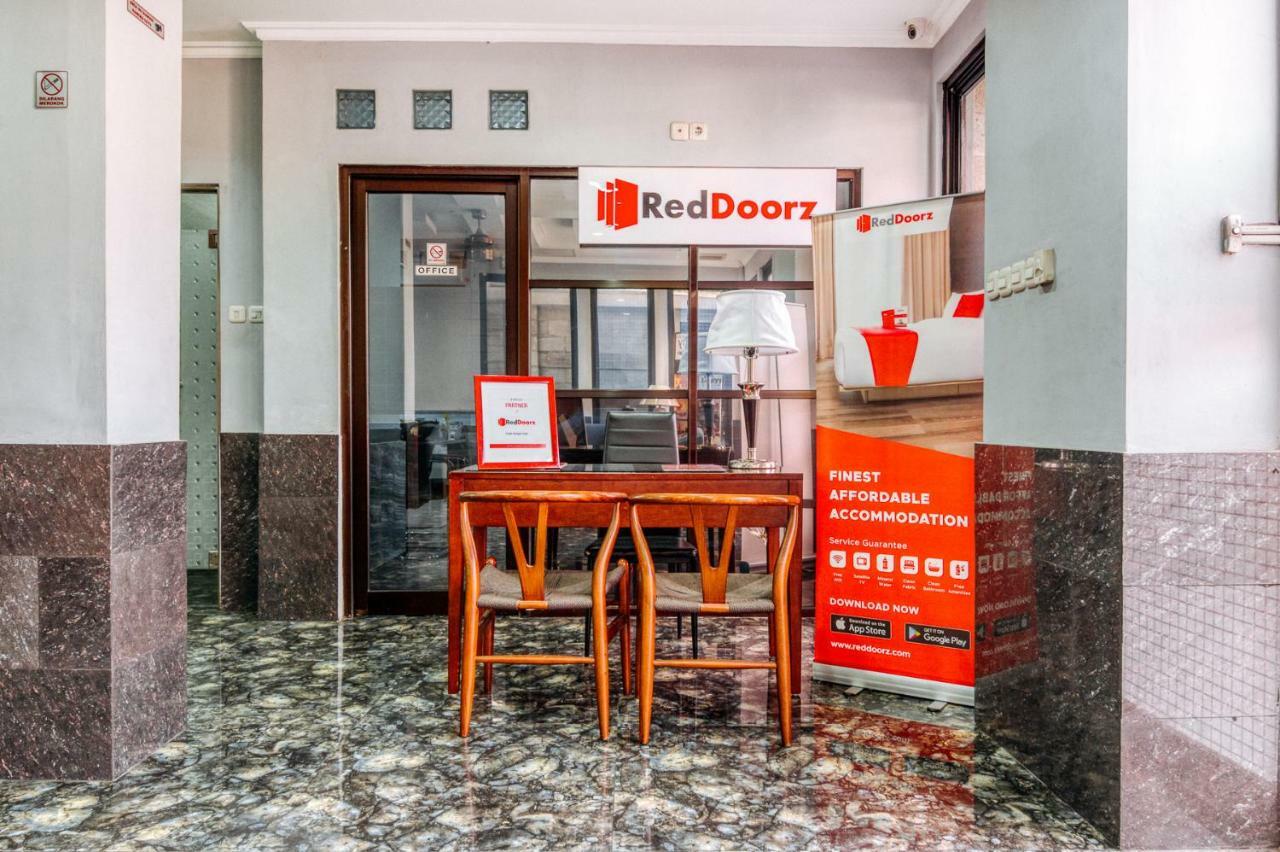 Reddoorz Plus Near Mall Taman Anggrek 2 Guest house