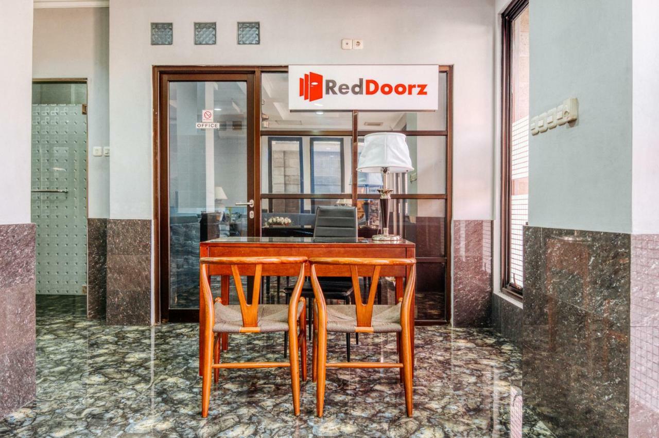 Guest house Reddoorz Plus Near Mall Taman Anggrek 2 3*