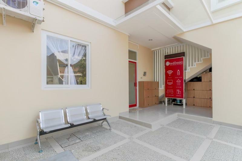 Guest house Reddoorz Near Soekarno Hatta Airport 5*