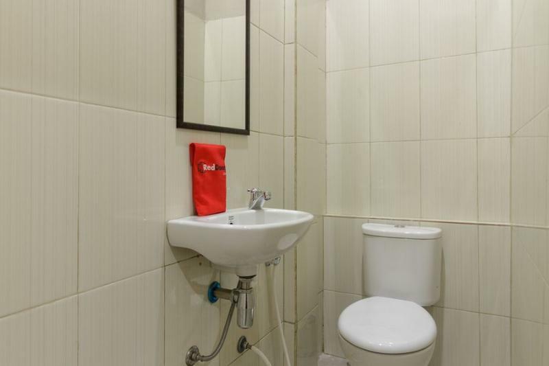 Gasthuis Reddoorz Near Puri Indah Mall Jakarta