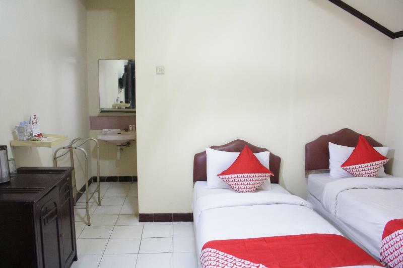 Hotel Vaccinated Staff - Oyo 181 Bintang Jakarta