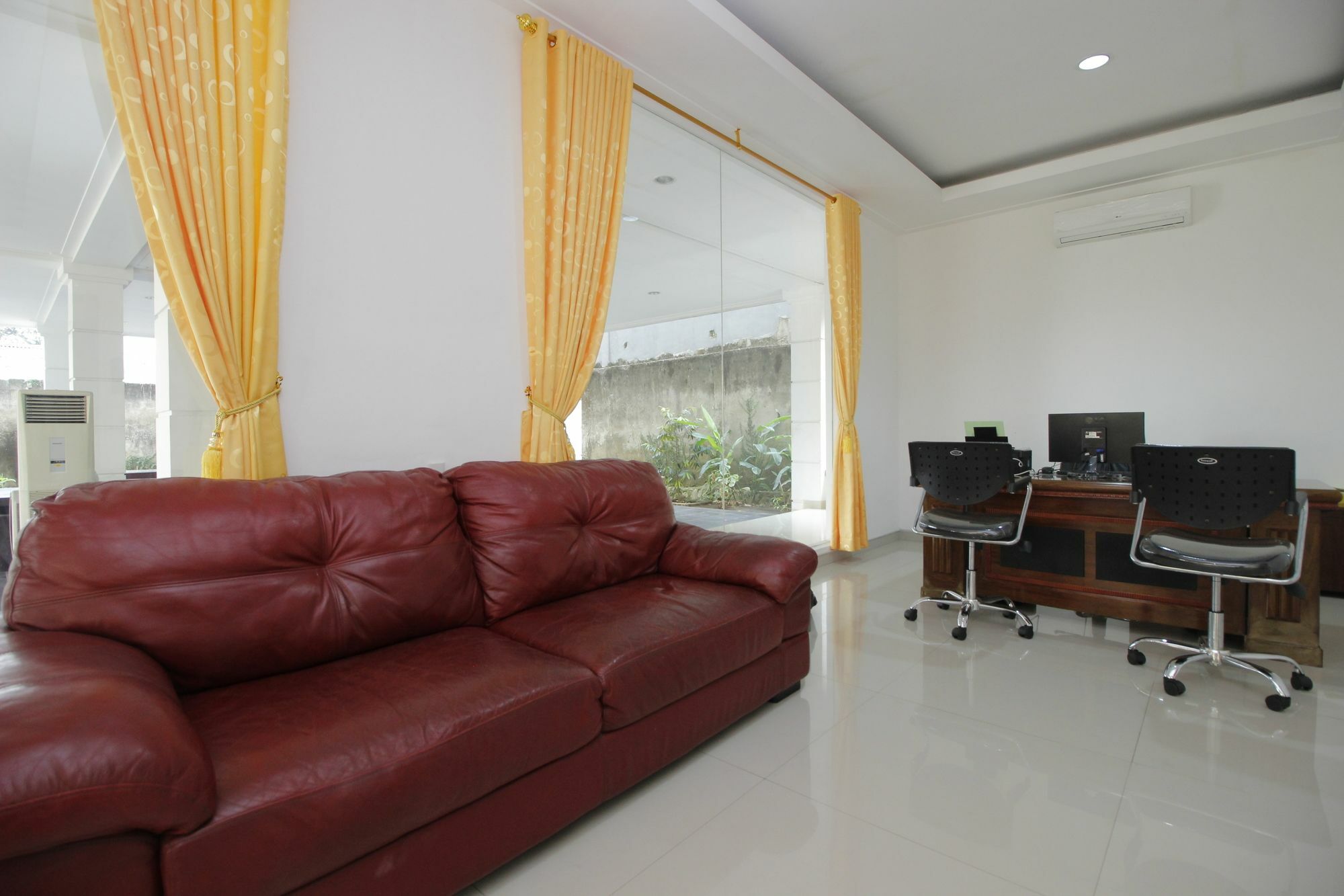 Reddoorz Premium Near Stasiun Lenteng Agung Jakarta