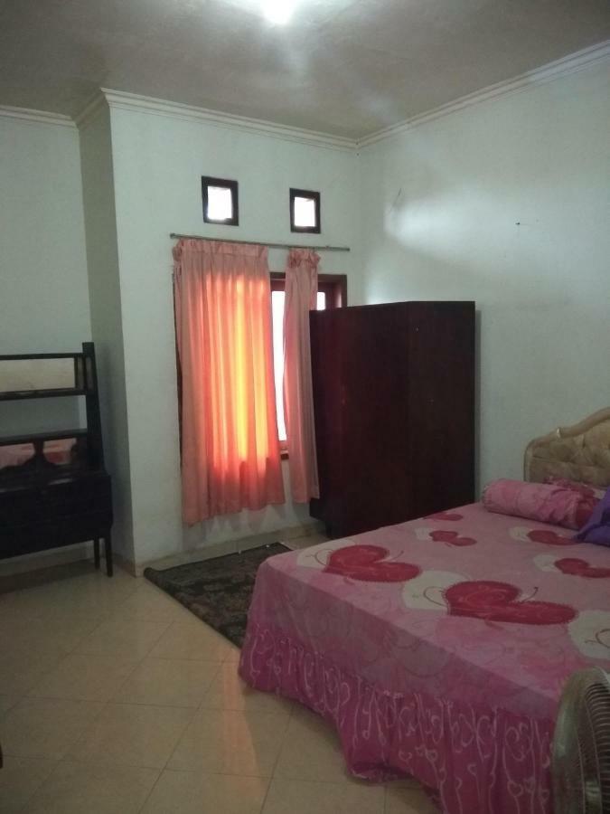 Kost Pratama Curug Pondok Kelapa Guest house Jakarta