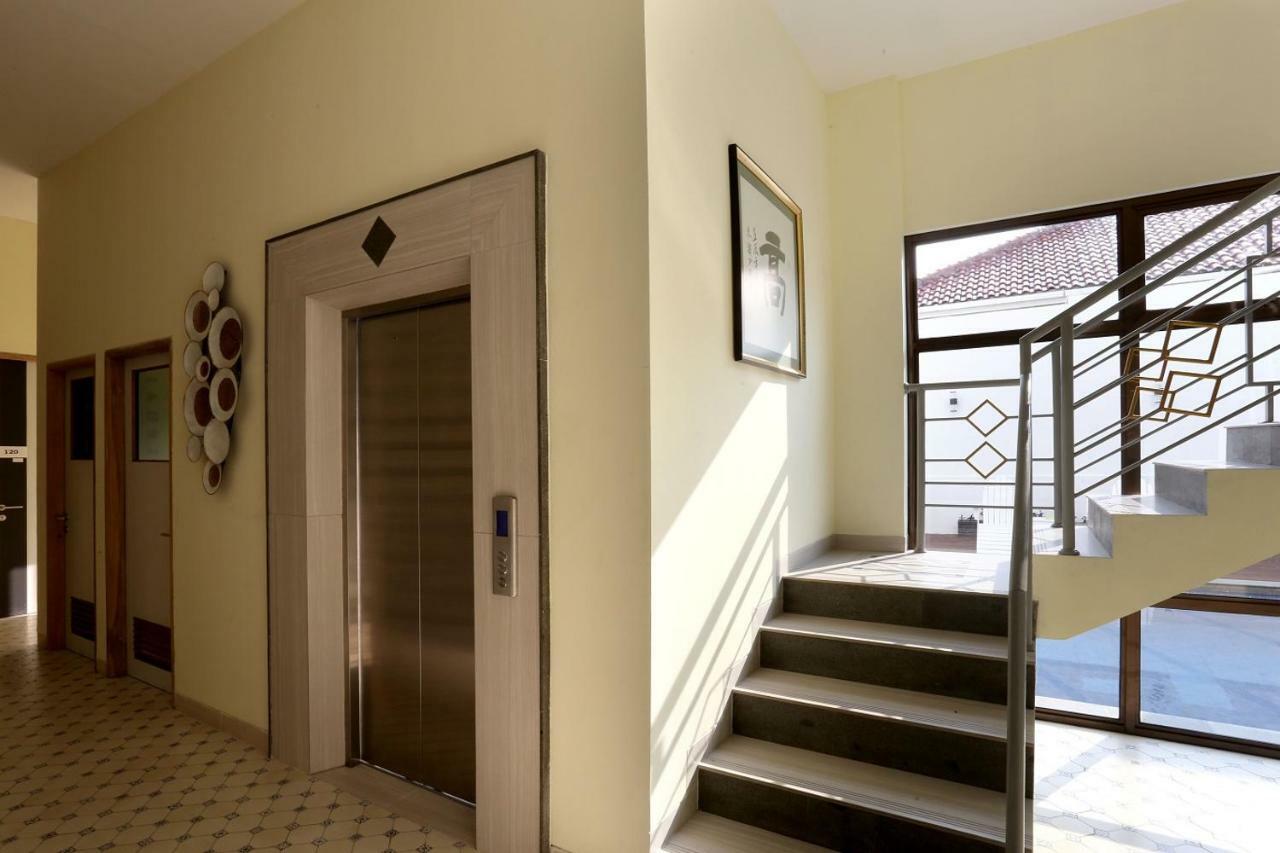 Urbanest House Slipi Homestay *