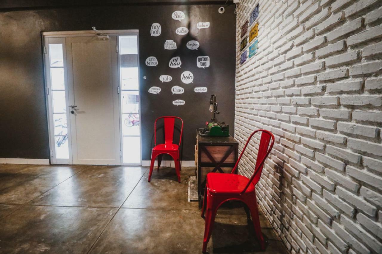 Reddoorz Near Lokasari Square Guest house 2*