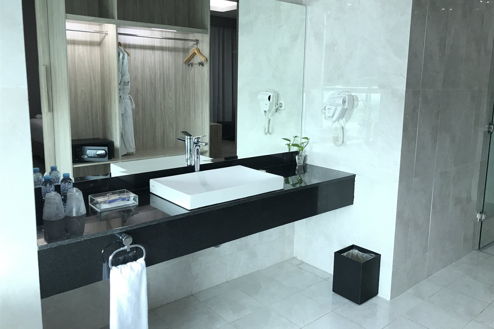 Hotel Sparks Life Jakarta, Artotel Curated