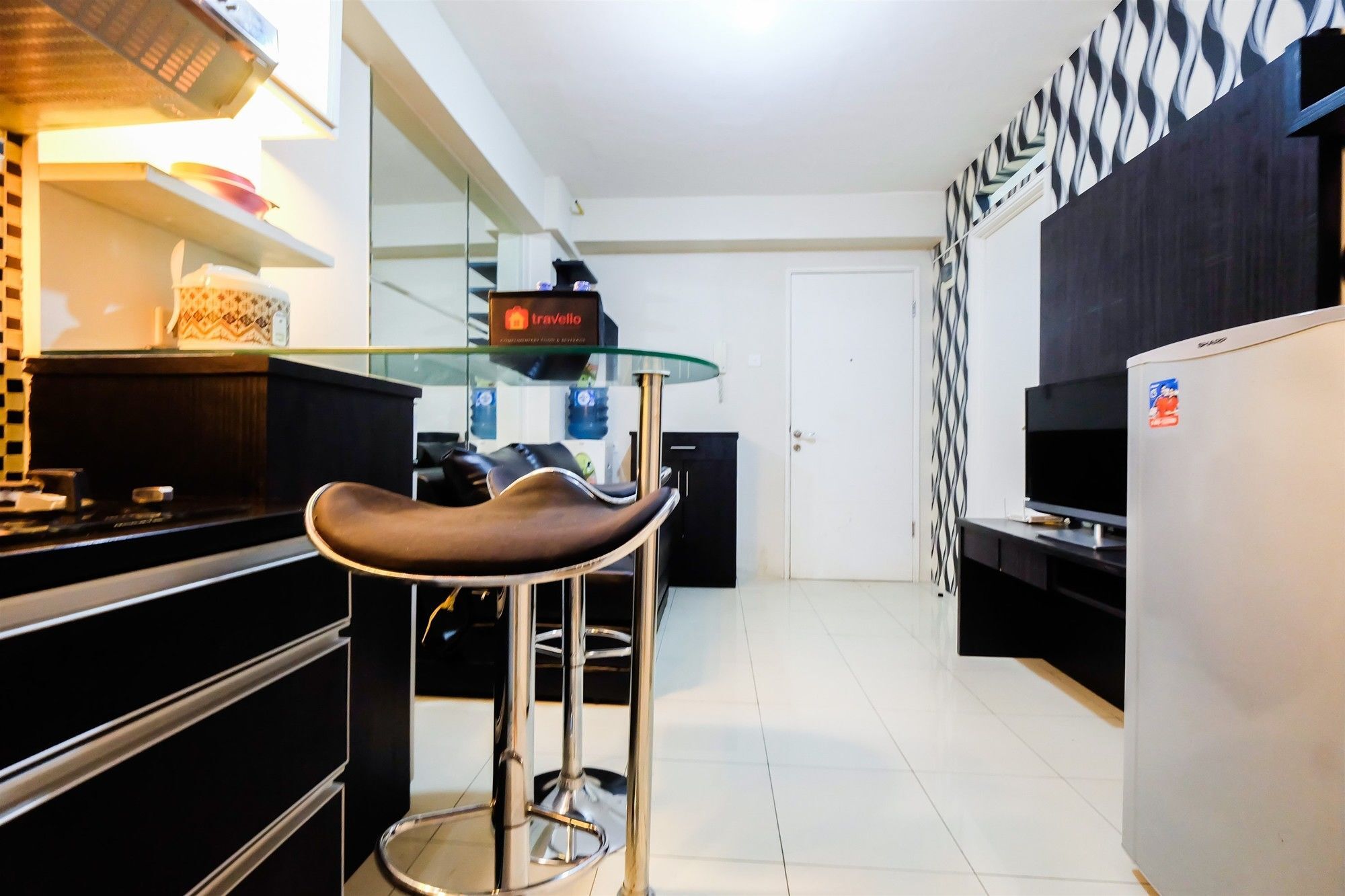 Monochrome Style 2 Bedrooms At Kalibata By Travelio