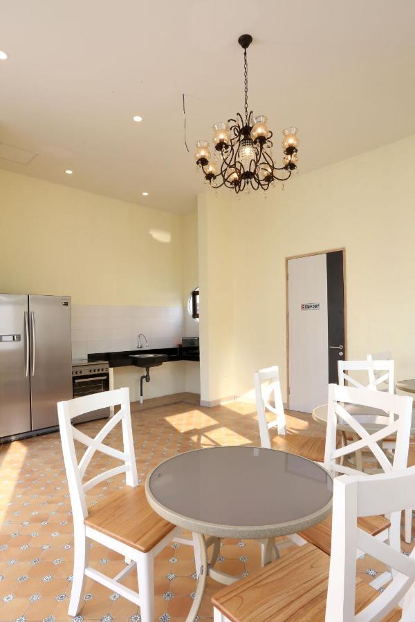 Urbanest House Slipi *