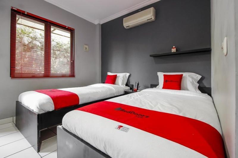 Reddoorz Near Rs Fatmawati 2 2*