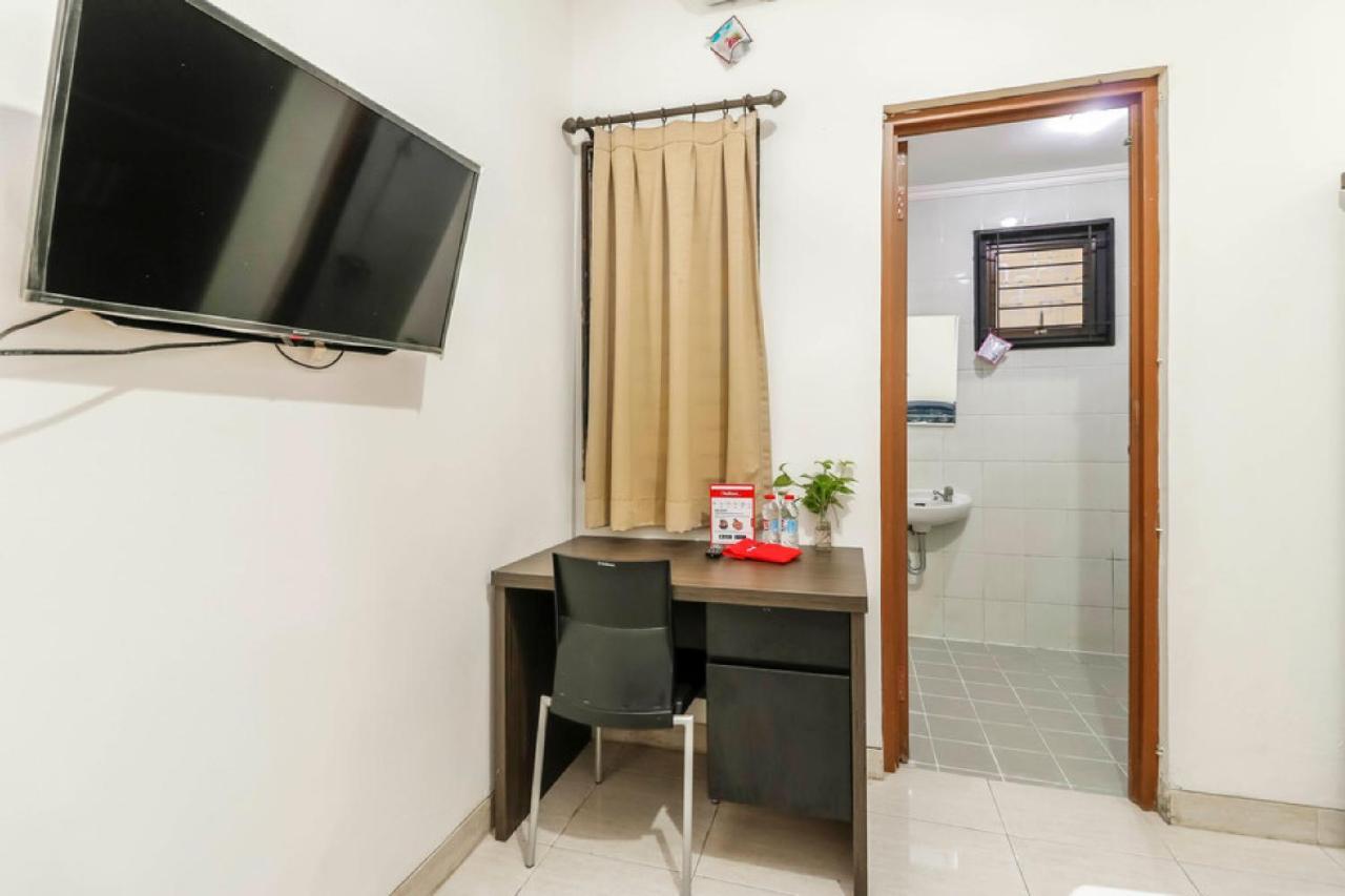 Reddoorz Plus Near Trisakti University Guest house