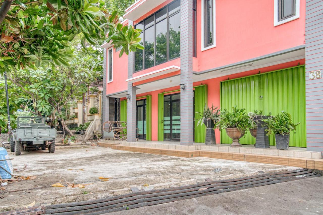 Reddoorz Near Taman Mini Jakarta