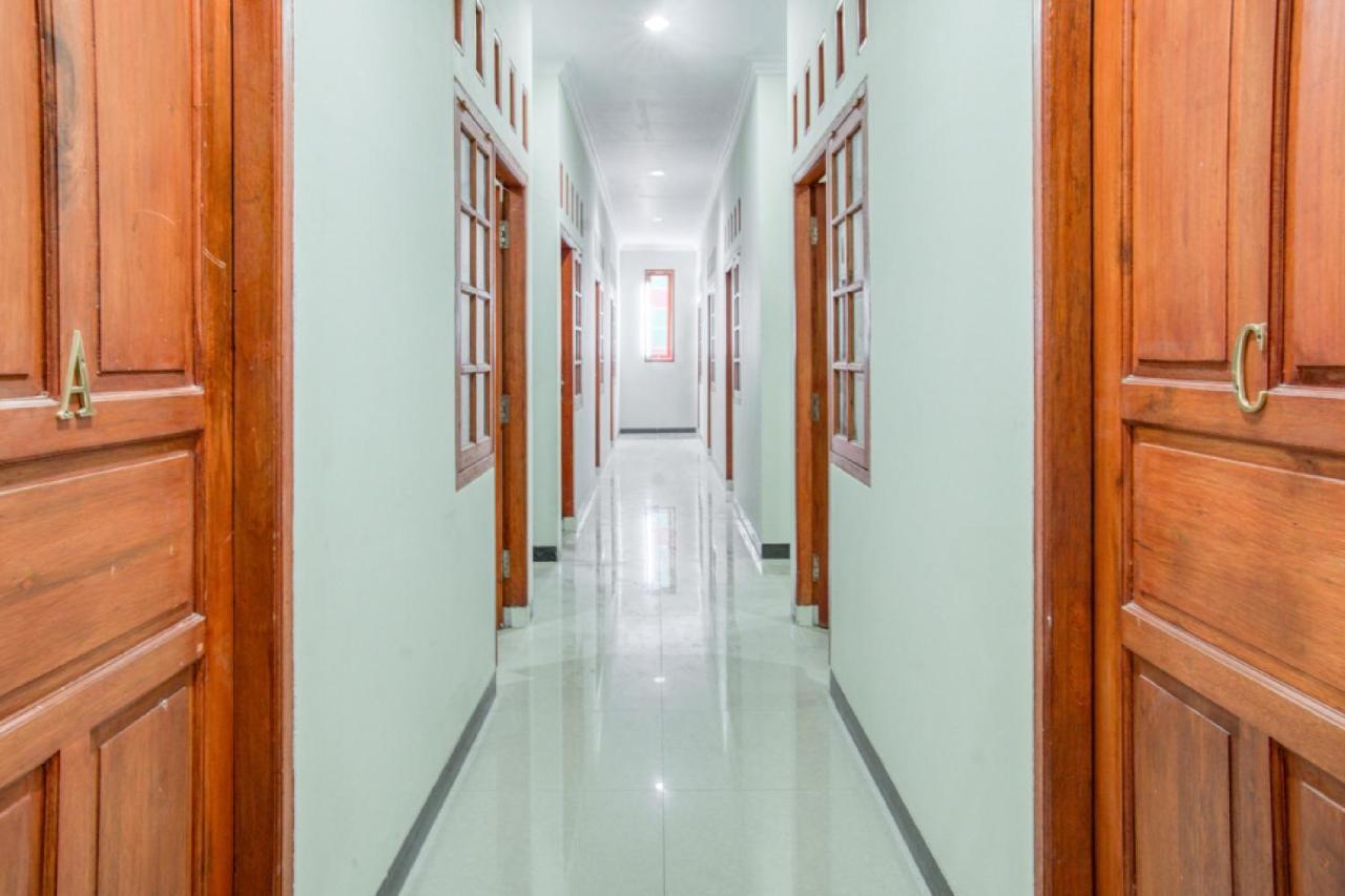 Guest house Reddoorz Near Taman Mini Jakarta