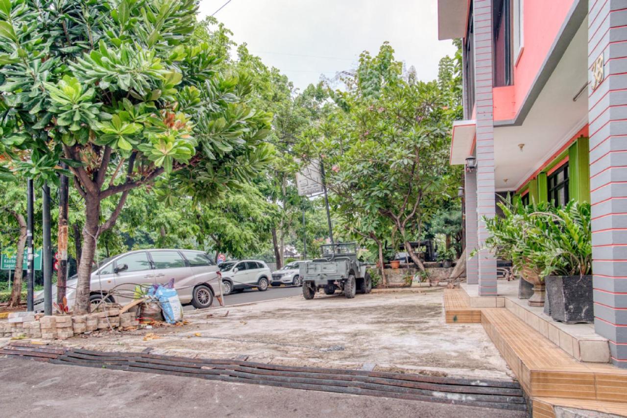 Reddoorz Near Taman Mini Guest house