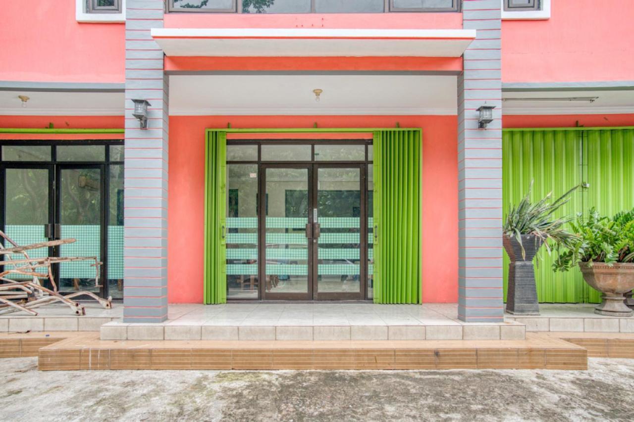 Guest house Reddoorz Near Taman Mini 2*