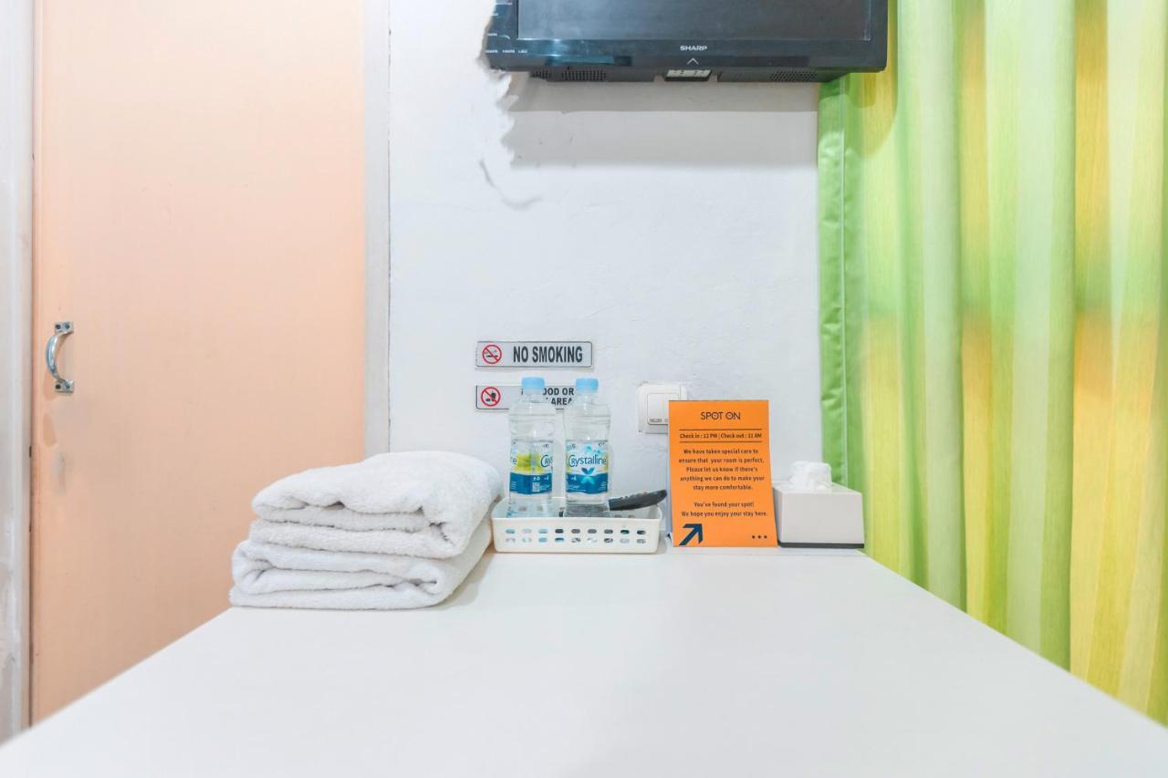 Spot On 2033 Kayumanis Homestay Syariah Hotel Jakarta