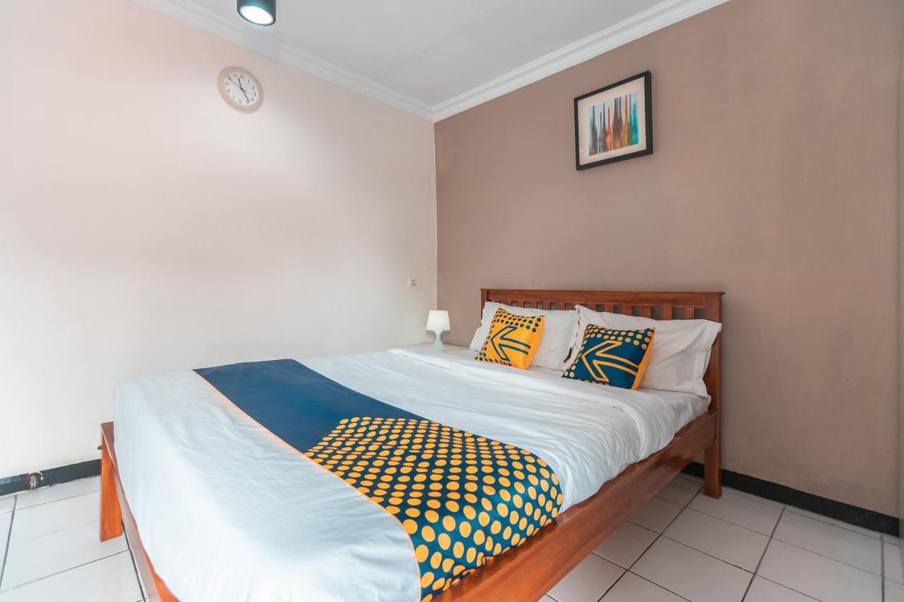 Spot On 2033 Kayumanis Homestay Syariah Hotel 2*