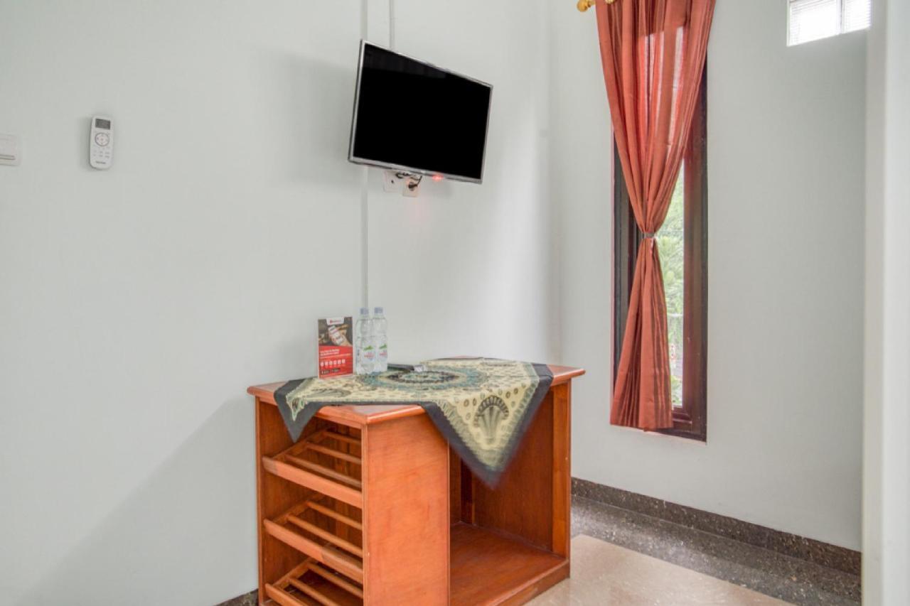 Guest house Reddoorz Near Taman Mini Jakarta