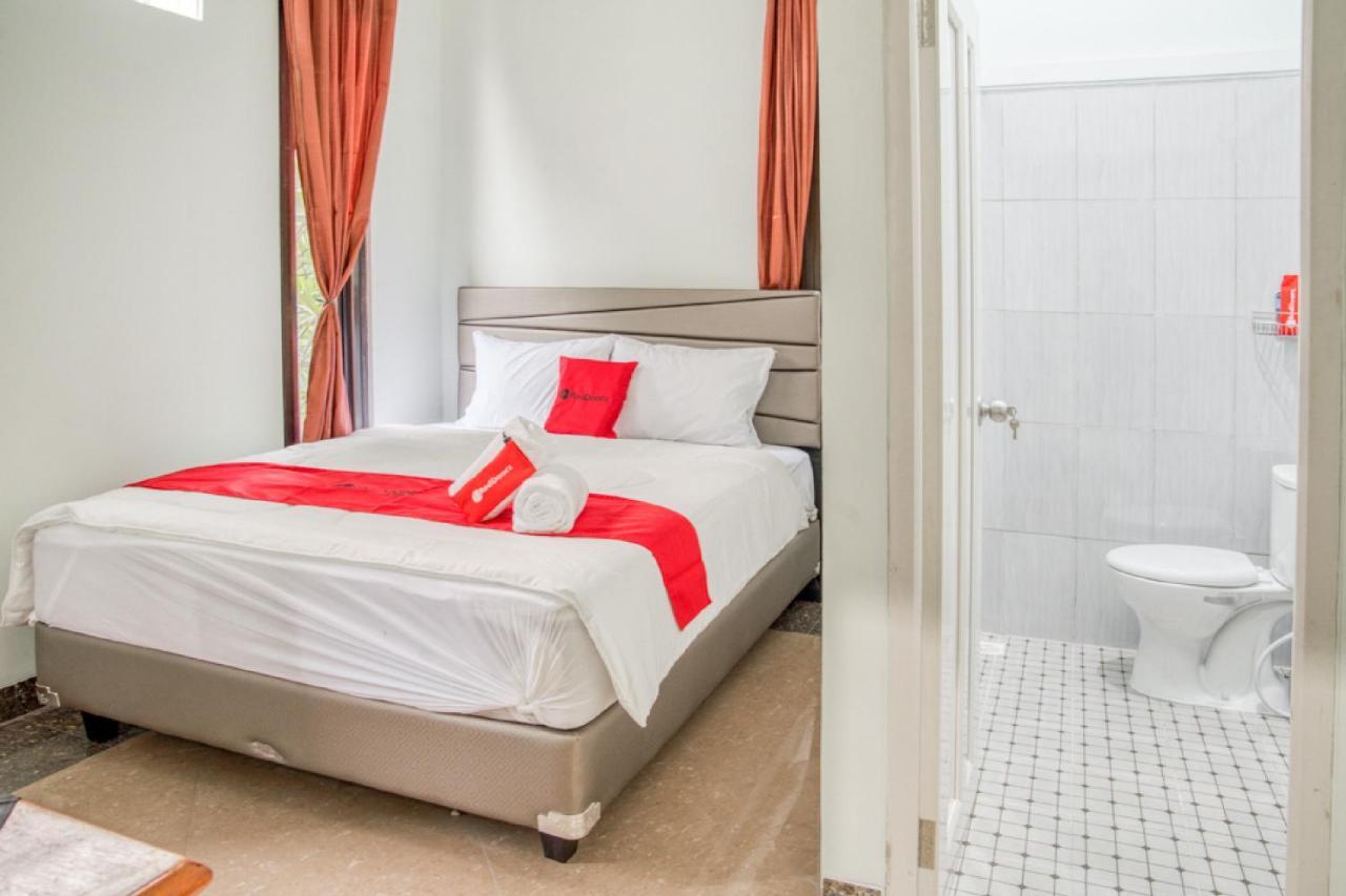 Guest house Reddoorz Near Taman Mini 2*