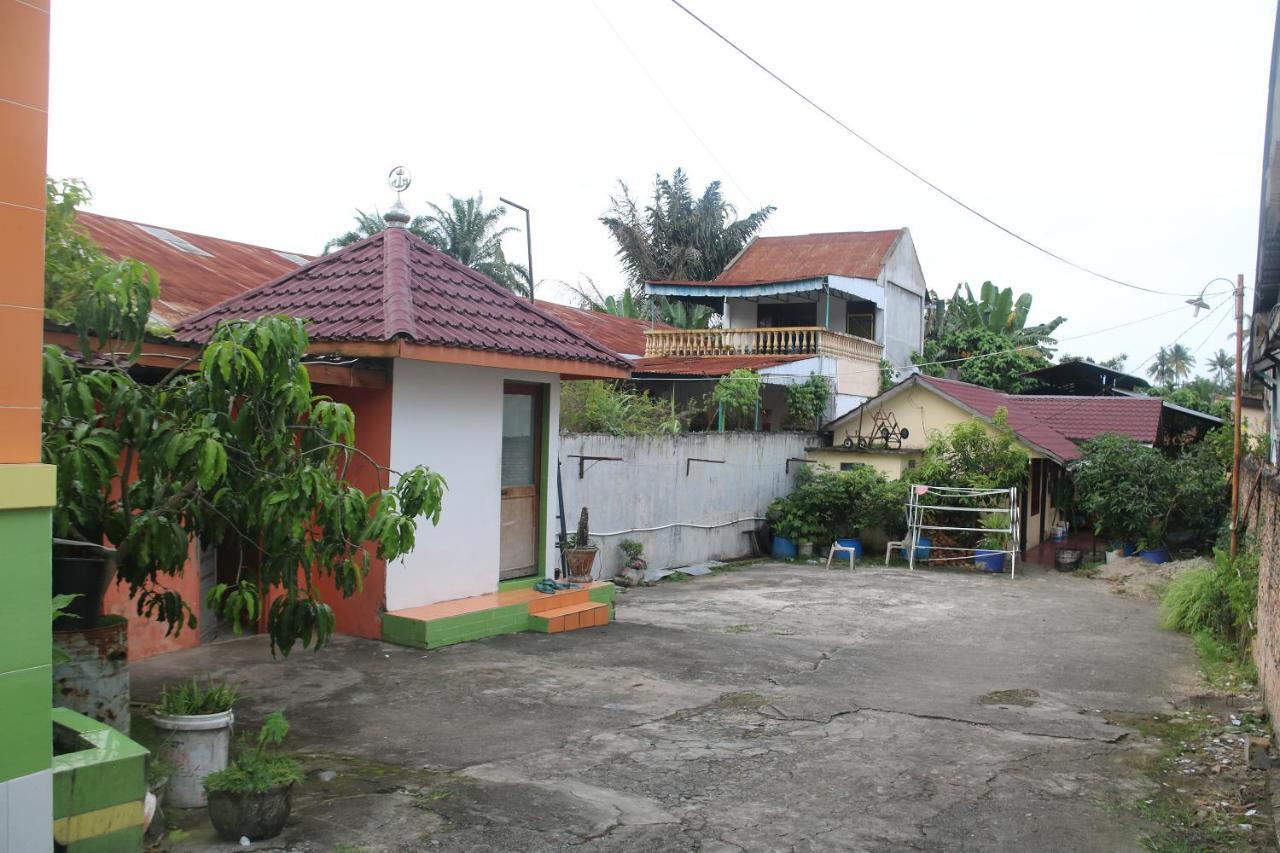 Oyo 2752 Kost Anyelir 15 2* Jakarta