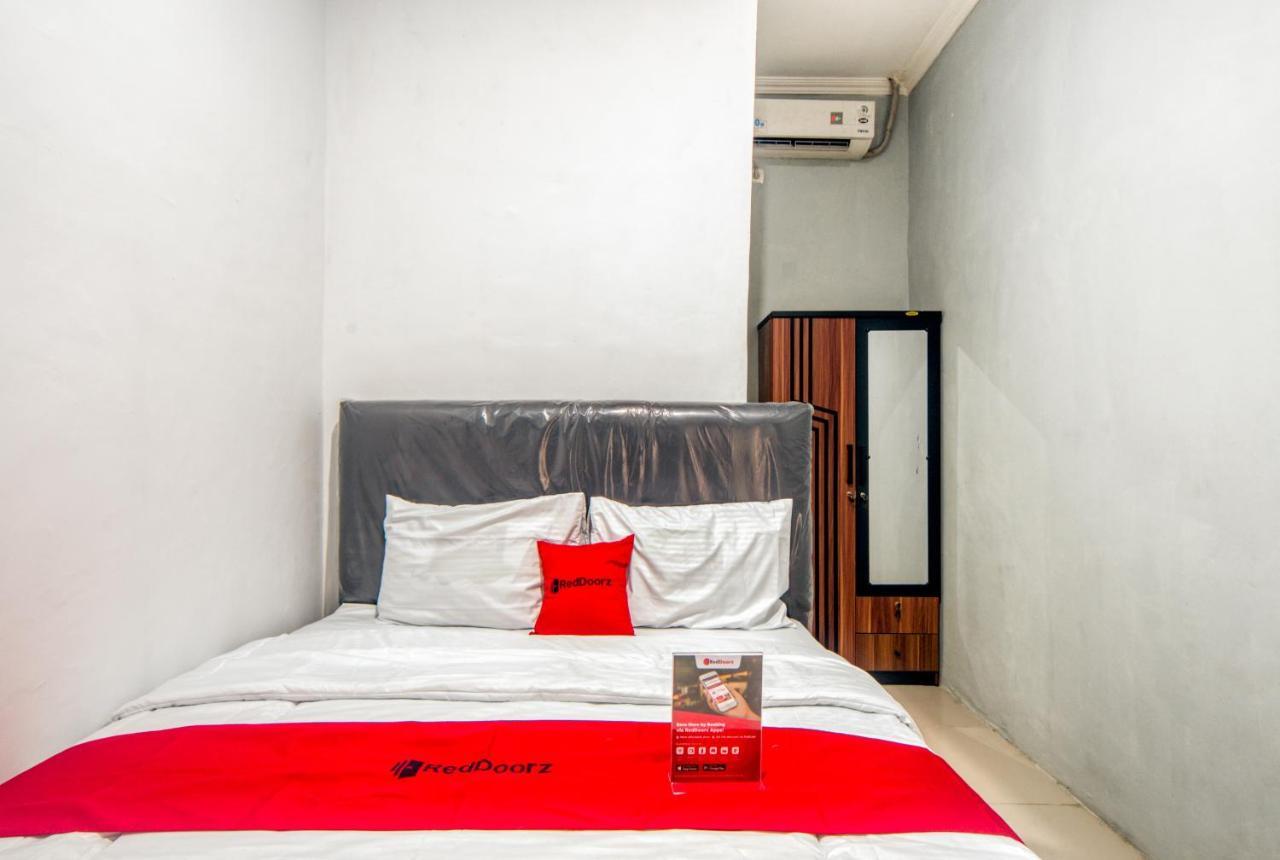 Hotel Reddoorz Near Graha Cijantung Mall 2*