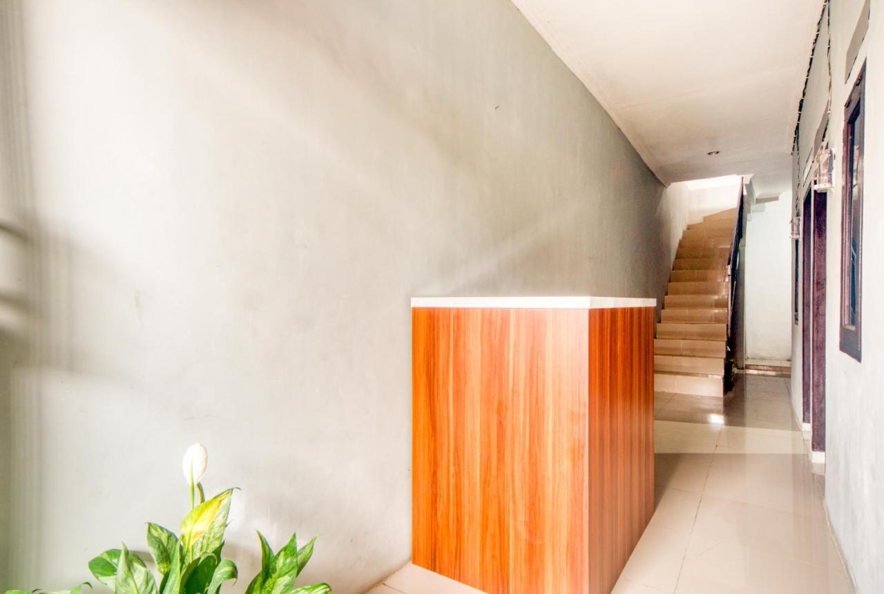 Reddoorz Near Graha Cijantung Mall Hotel