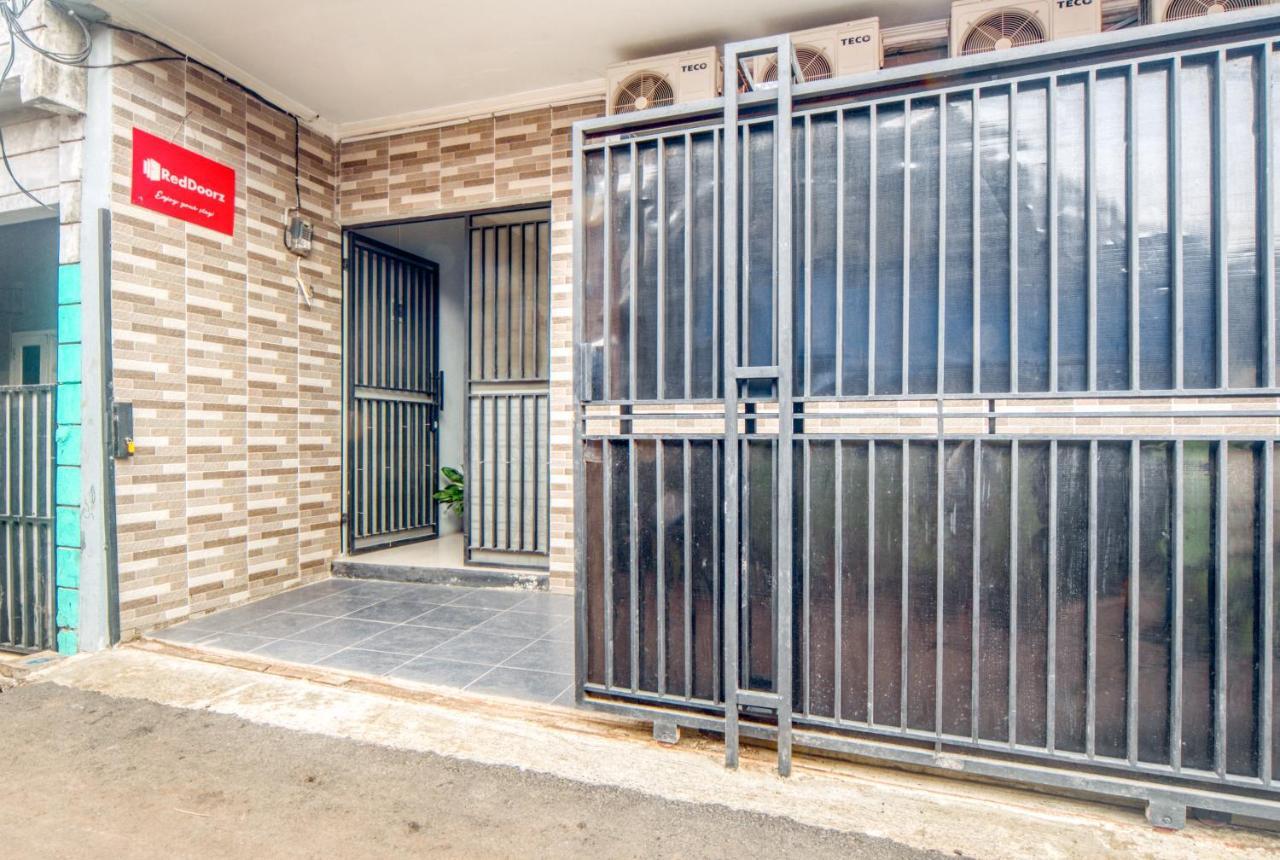 Hotel Reddoorz Near Graha Cijantung Mall
