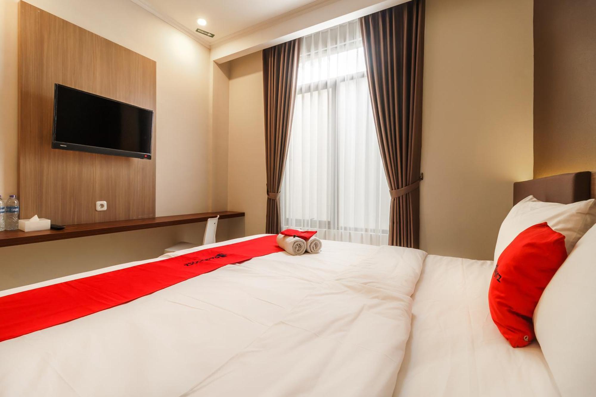 Reddoorz Near Lippo Mall Kemang 2 Guest house
