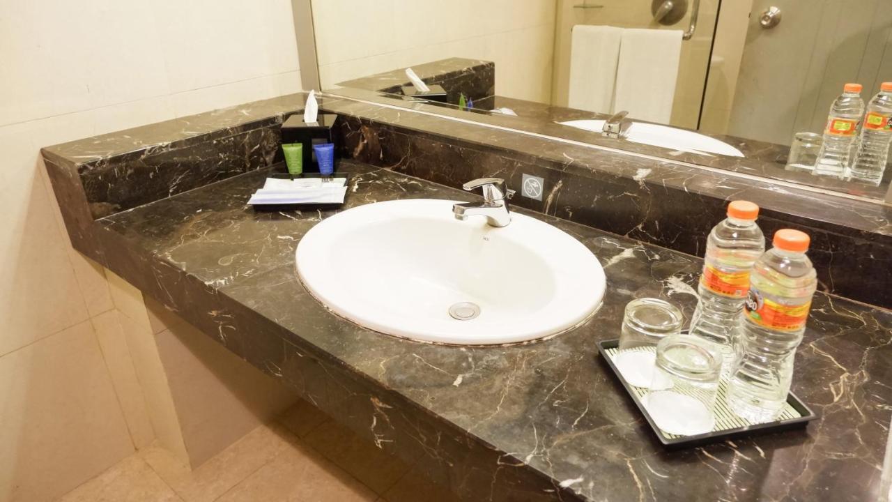 Hotel Royal Palm Hotel&conference Center Cengkareng 4*