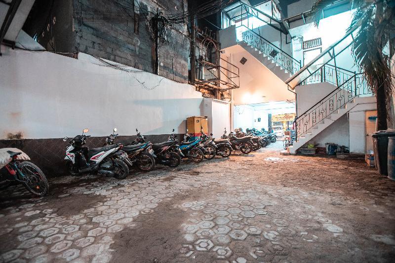 Taisir Near Palmerah Mitra Reddoorz Hotel Jakarta
