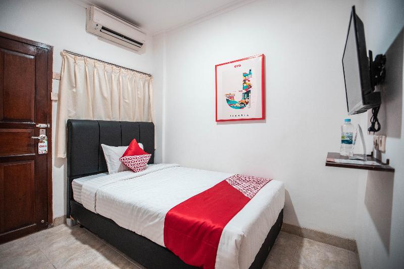 Taisir Near Palmerah Mitra Reddoorz Hotel 2*