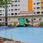 Cozy Studio With Direct Access To Mall At Green Pramuka Apartment By Travelio