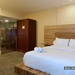 Magnolia Hotel