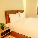 3 Bedrooms Plus Apartment Grand Palace By Travelio