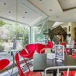 Reddoorz Plus Near Monumen Nasional Jakarta