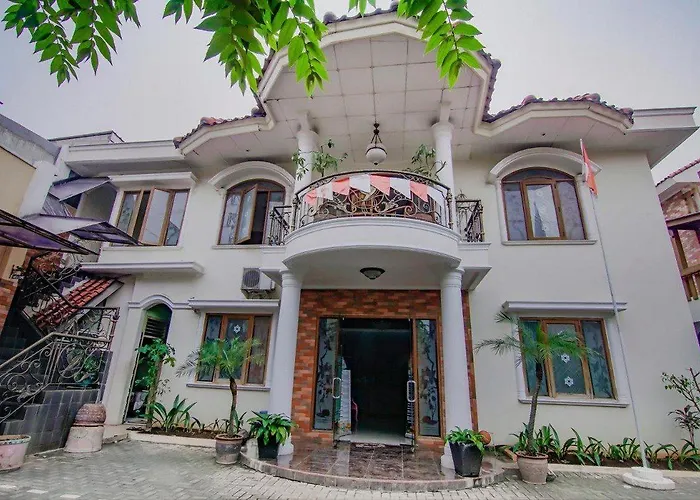 Oyo 90094 Gayatri Residence