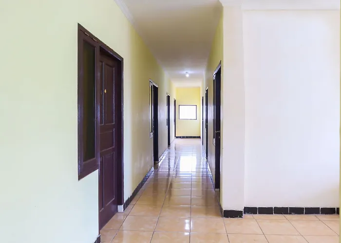 Oyo Life 2590 Kost Assirot